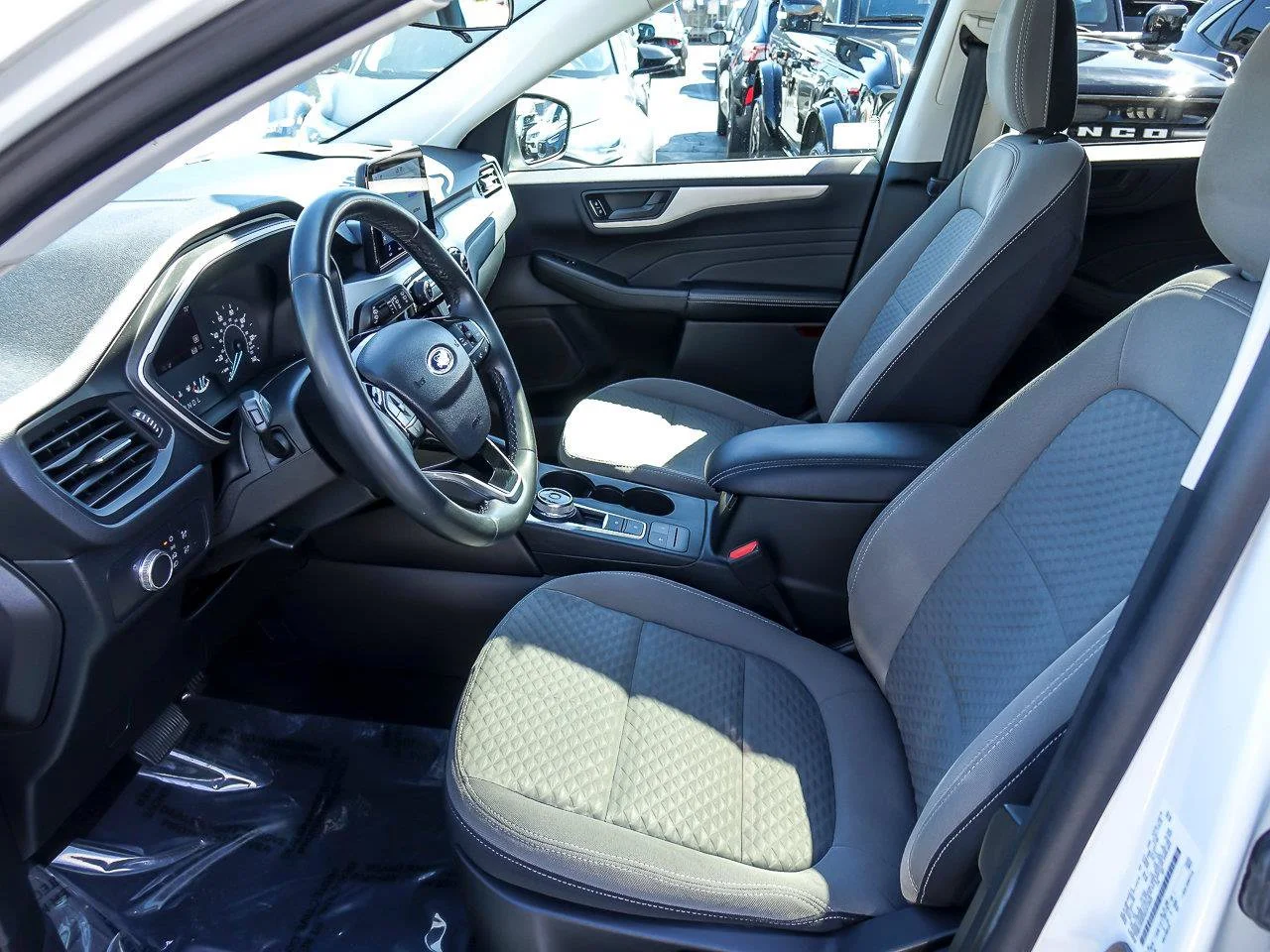 Used 2022 White Metallic Ford SE image 12