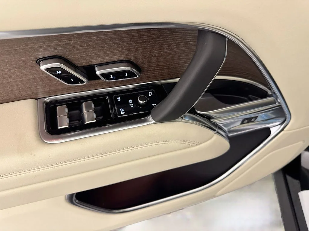New 2027 Santorini Black Land Rover SE image 18