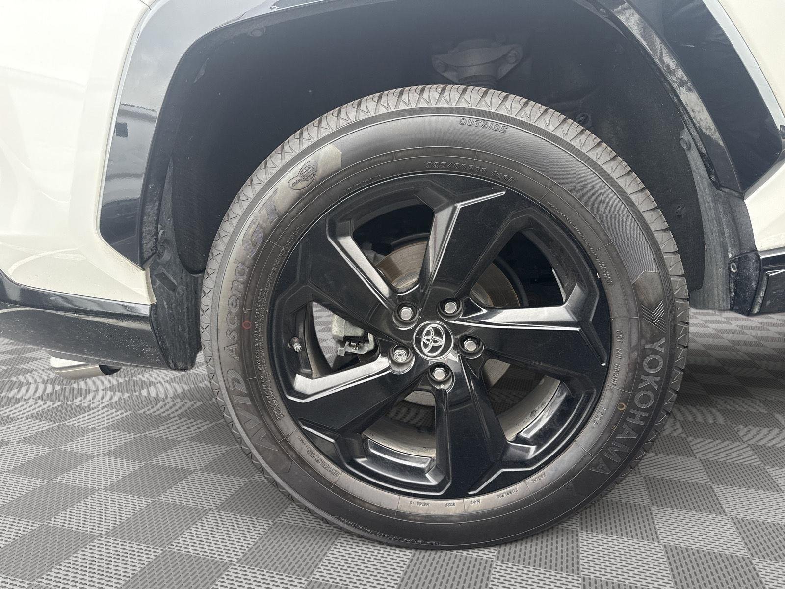 Used 2020 Blizzard Pearl w/Midnight Black Metallic Roof Toyota Hybrid XSE image 11