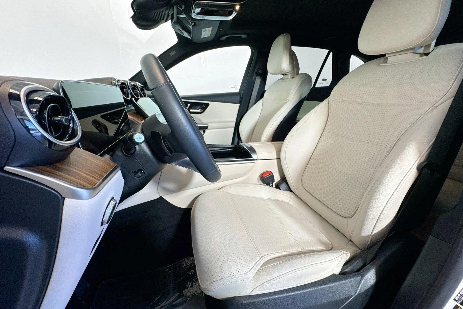 Used 2026 Polar White Mercedes-Benz GLC 300 image 19