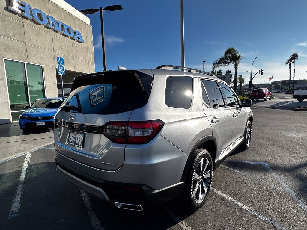 Used 2025 Lunar Silver Metallic Honda Touring image 8