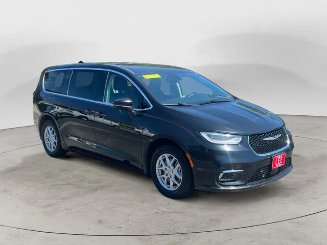 Used 2023 Black Chrysler Touring L image 7