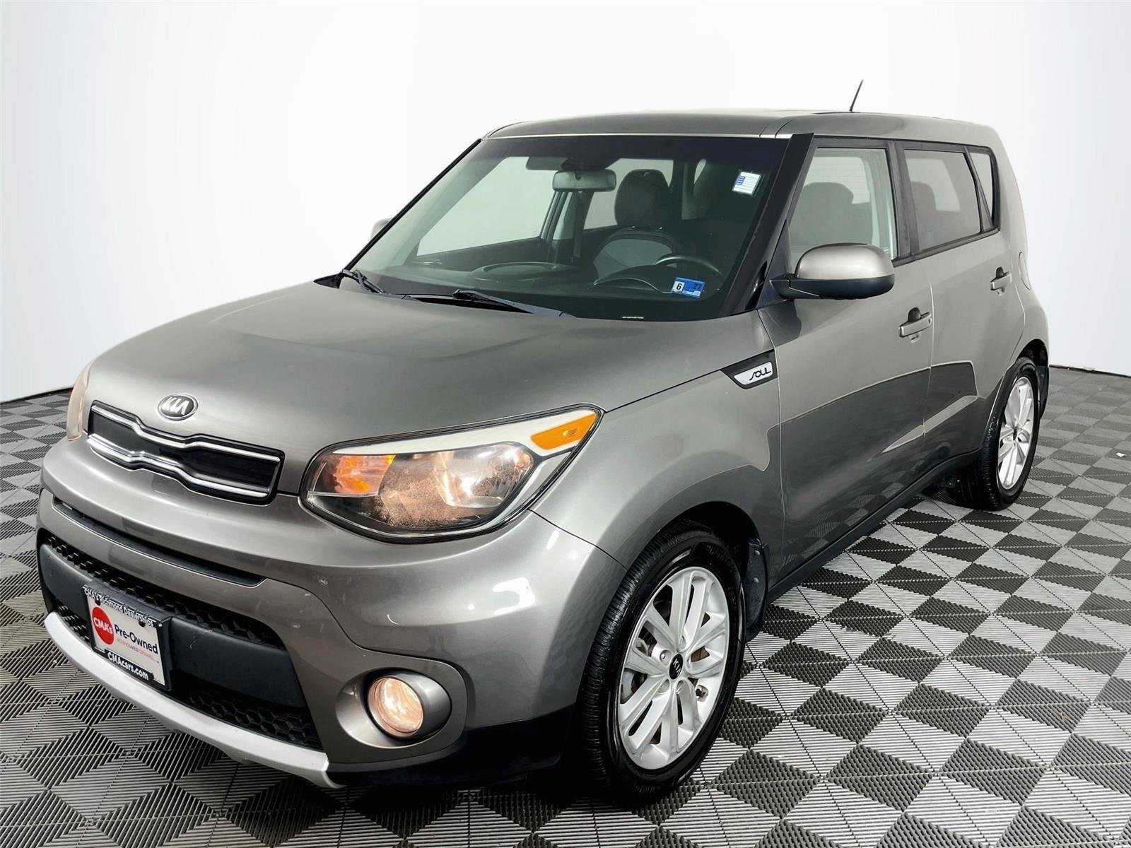 Used 2018 Titanium Gray Kia + image 3