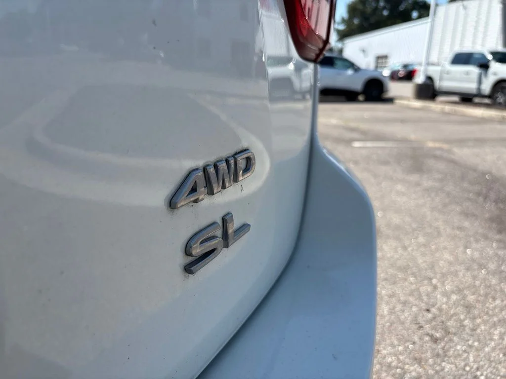 Used 2018 White Nissan SL image 17