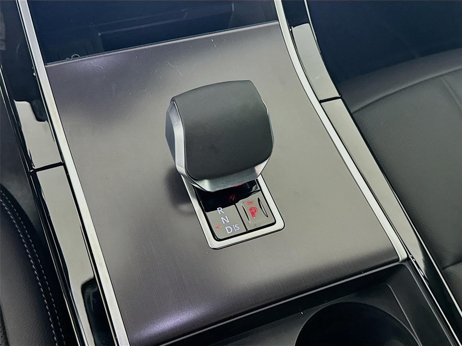 Used 2026 Santorini Black Land Rover Hoxton Edition image 19