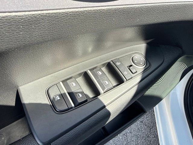 Used 2022 White Kia LXS image 29