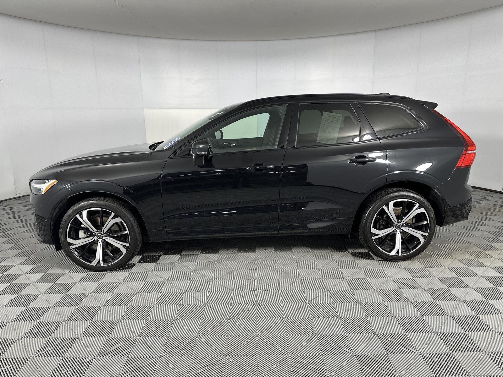 Used 2023 Onyx Black Metallic Volvo Ultimate Dark Theme image 5