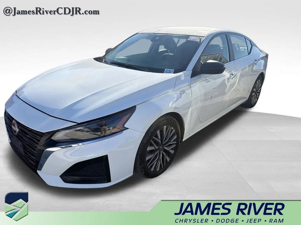 Used 2025 White Nissan 2.5 SV image 1