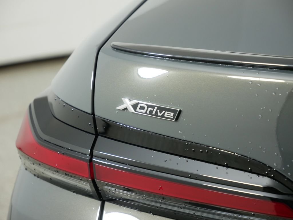 2025 BMW 7 Series 750e - Photo 12