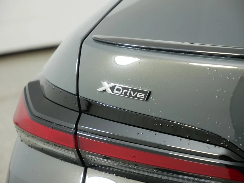 2025 BMW 7 Series 750e - Photo 12
