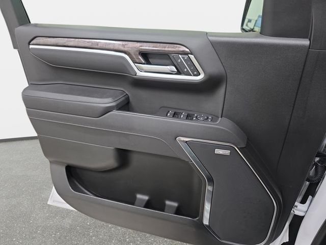 Used 2025 White Chevrolet LTZ image 27