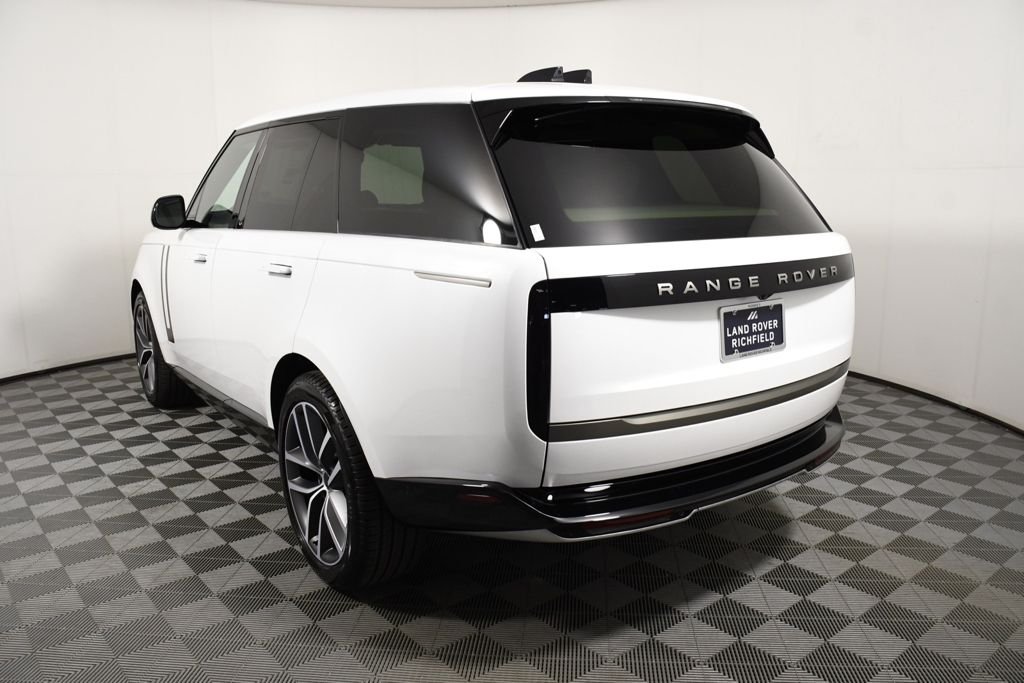 New 2026 Ostuni Perl Wh Land Rover SE image 4
