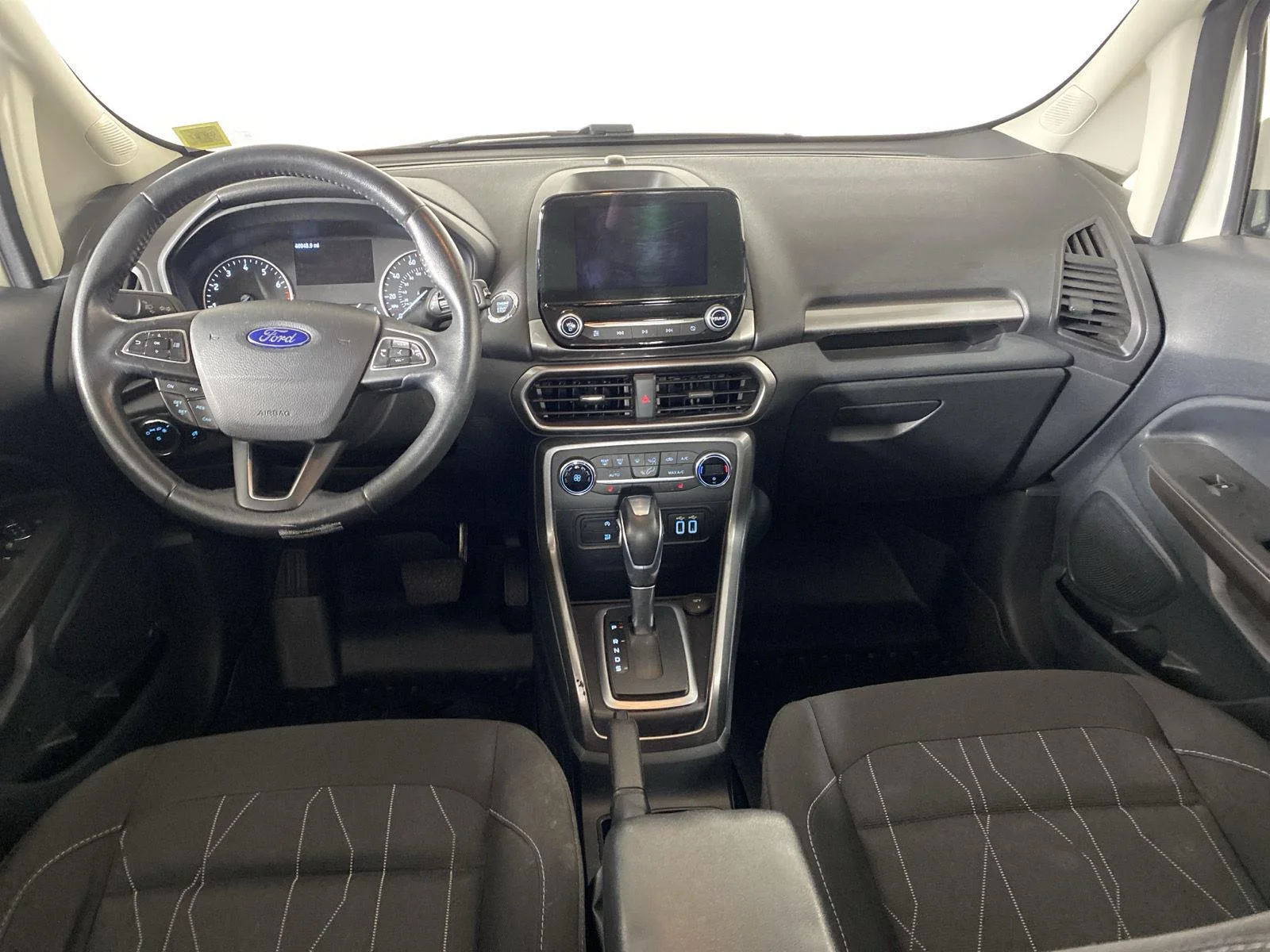 Used 2019 Diamond White Ford SE image 28