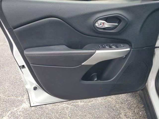 Used 2018 White Jeep Latitude Plus image 8
