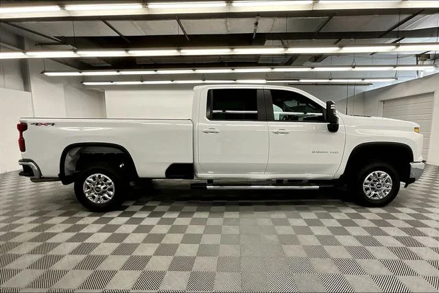 Used 2025 Summit White Chevrolet LT image 16