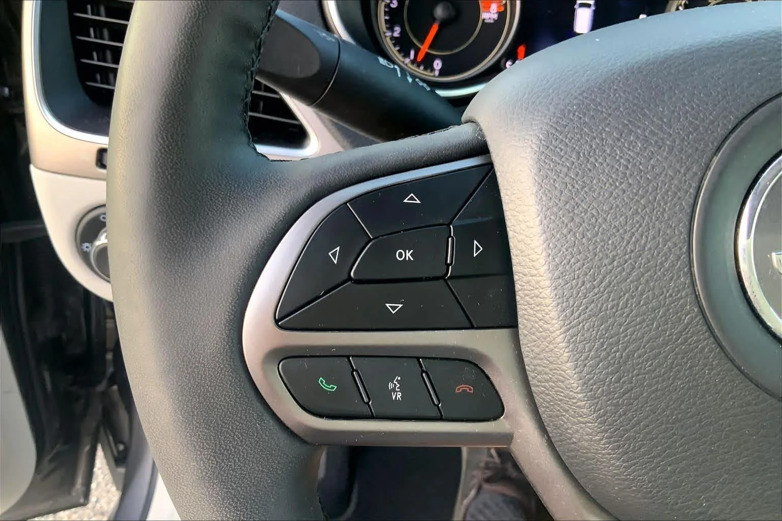 Used 2021 Granite Crystal Metallic Clearcoat Jeep Latitude Lux image 22