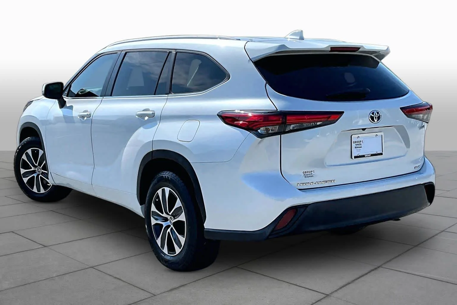 Used 2023 Wind Chill Pearl Toyota Hybrid XLE image 10