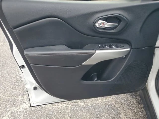 Used 2018 White Jeep Latitude Plus image 8
