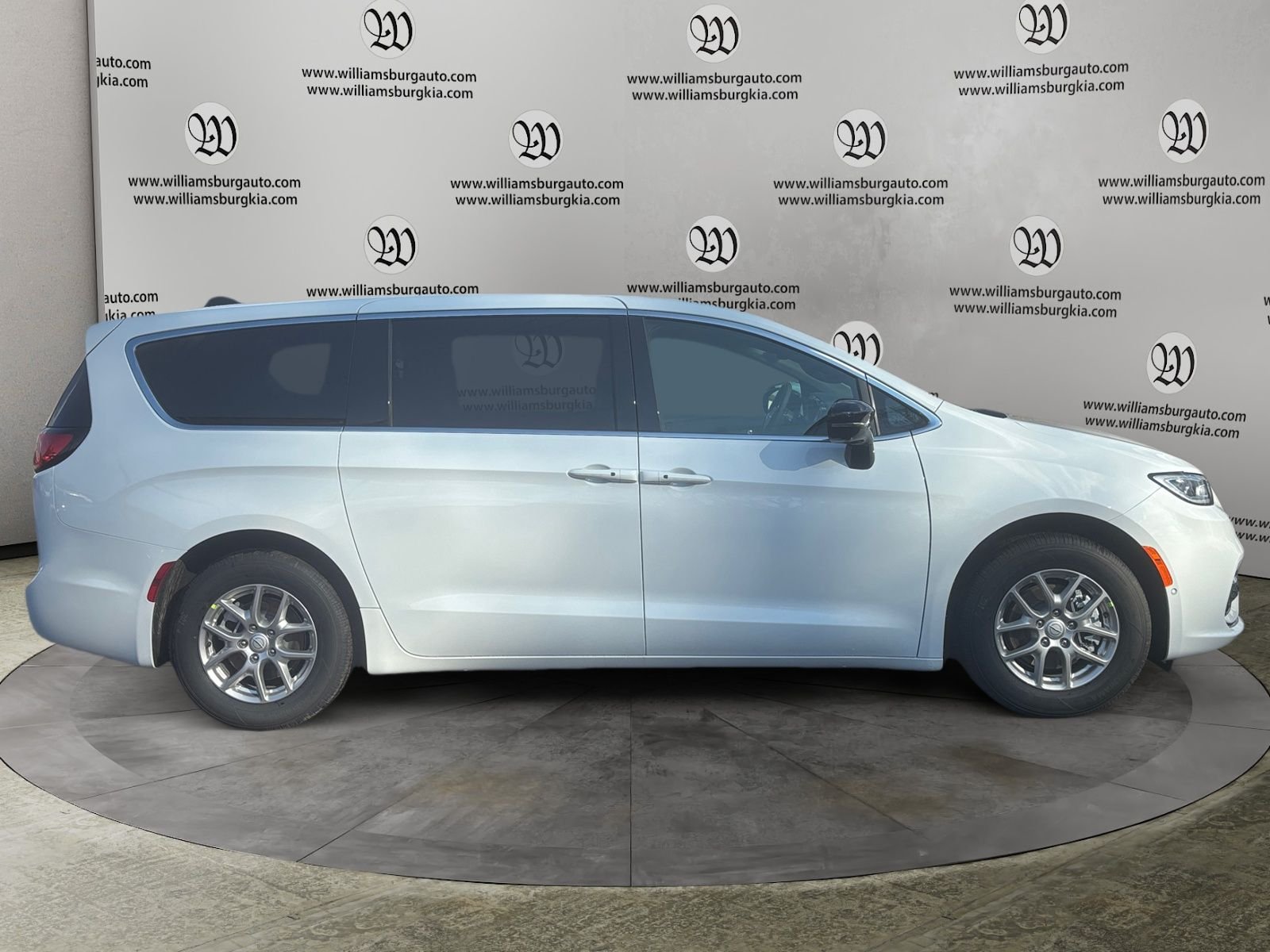 New 2026 Bright White Clear-Coat Exterior Paint Chrysler Select image 6
