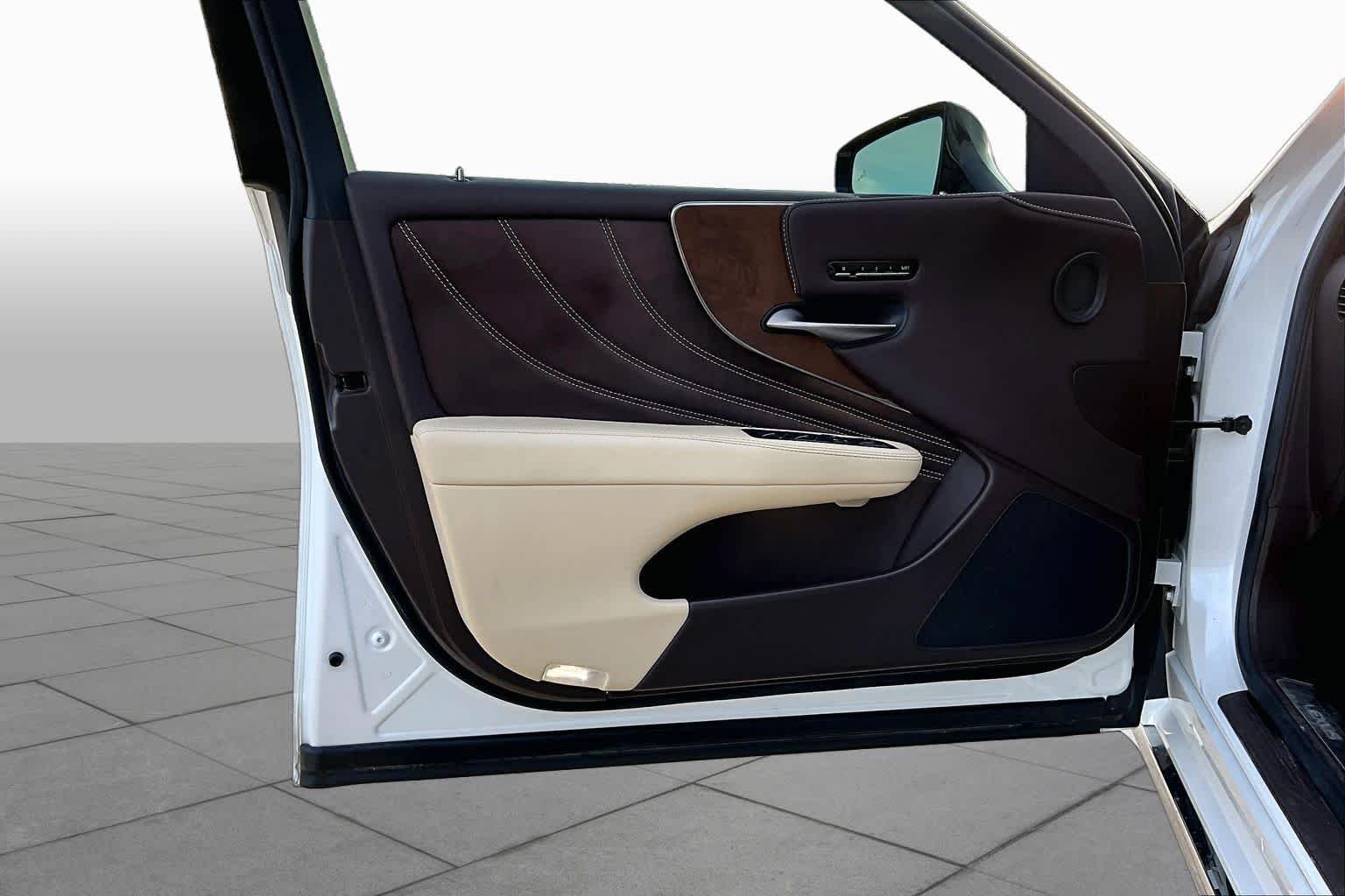 Used 2020 Eminent White Pearl Lexus  image 21
