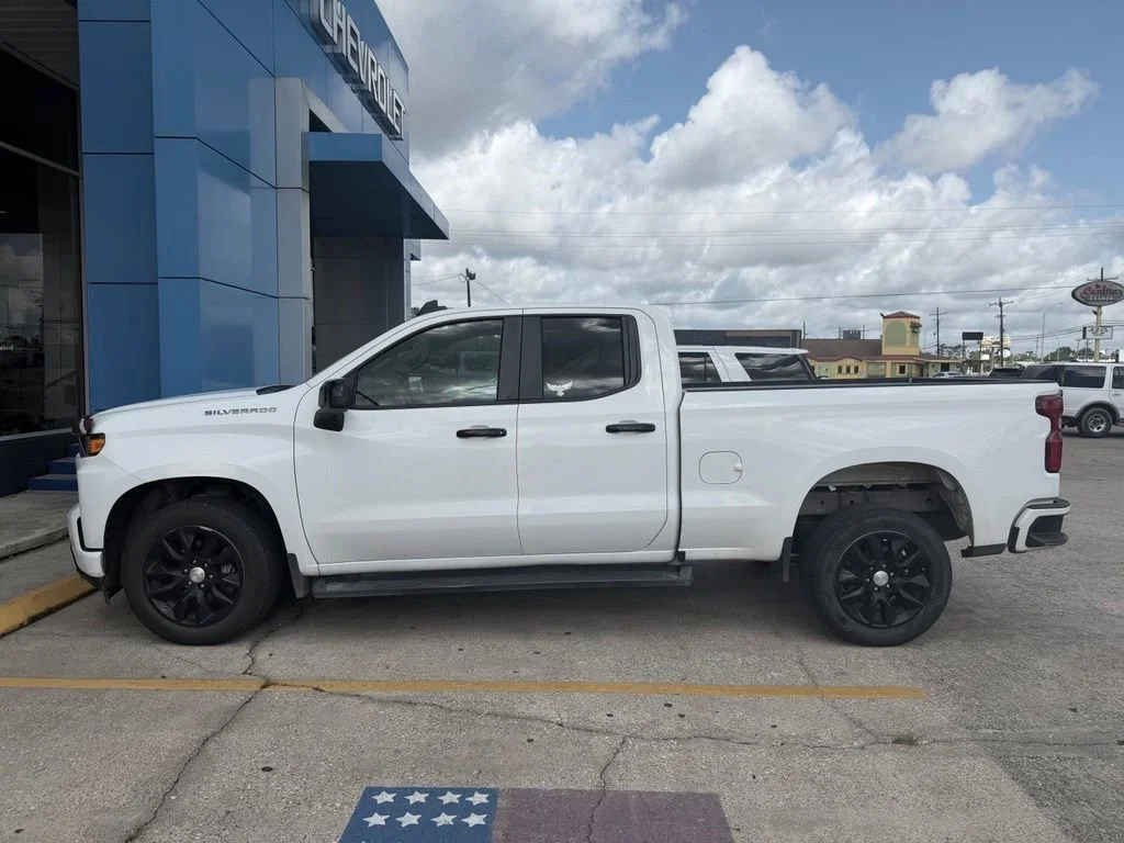 Used 2021 SUMMIT WHITE Chevrolet Custom image 10
