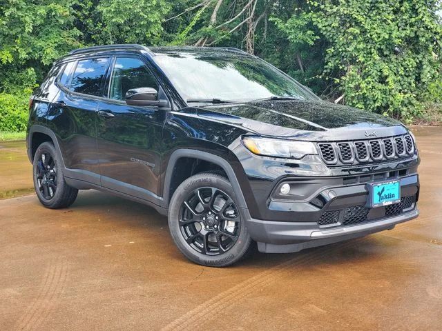 New 2026 Diamond Black Crystal Pearl-Coat Exterior Paint Jeep Latitude image 31