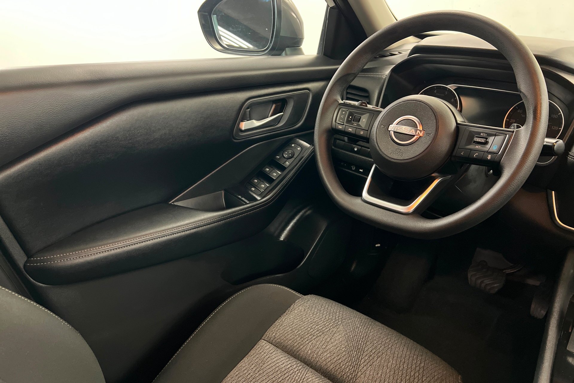 2024 Nissan Rogue SV - Photo 12