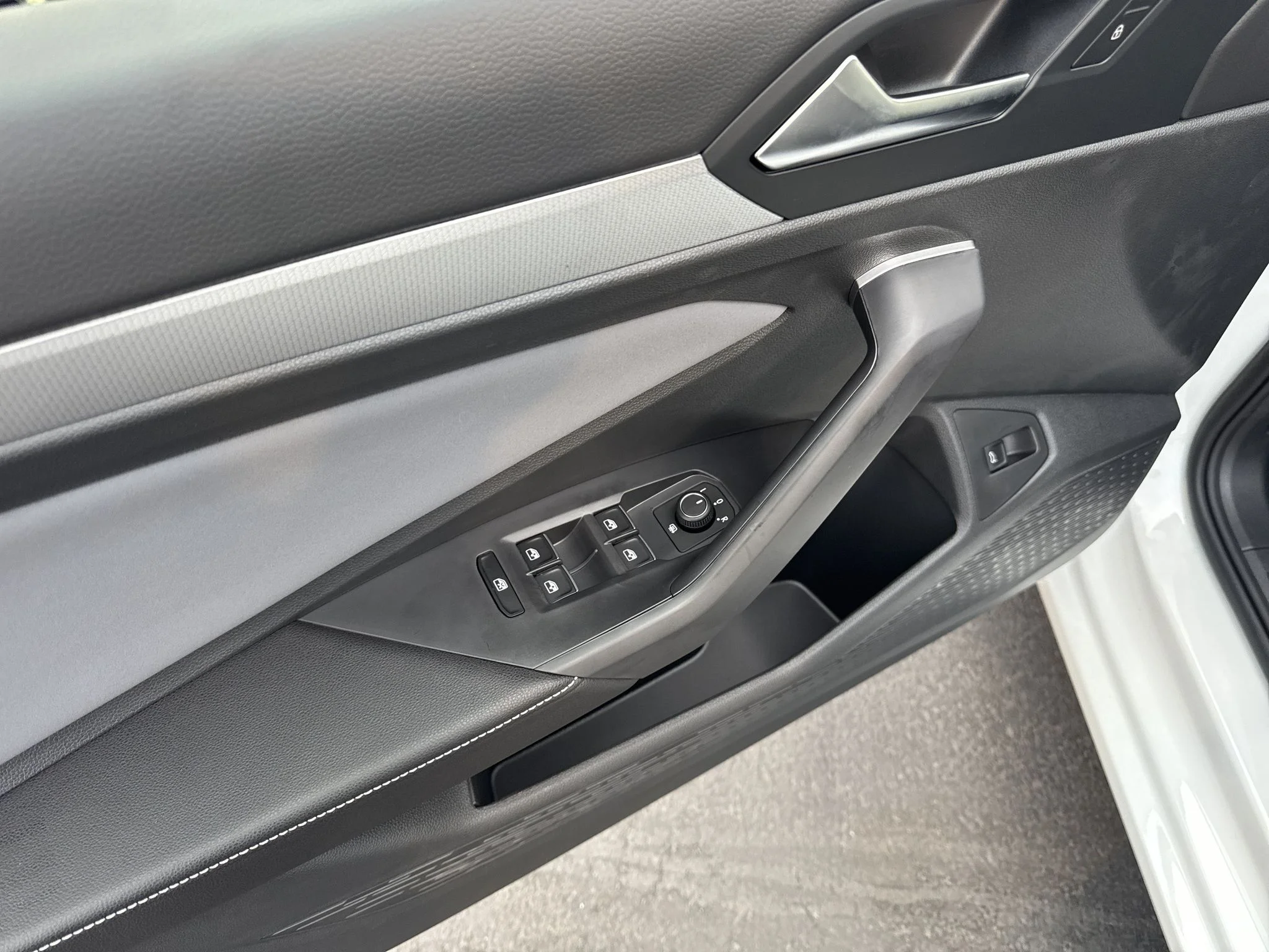 New 2026 Opal White Pearl Volkswagen SE image 12