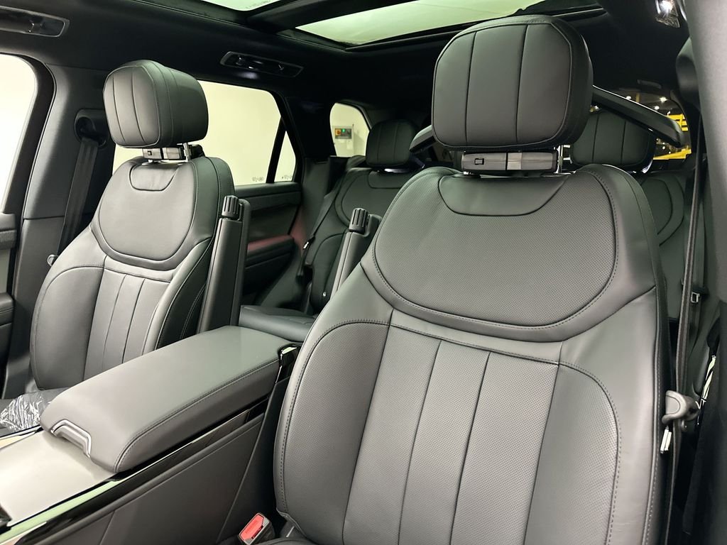 New 2027 Santorini Black Metallic Land Rover SE image 10