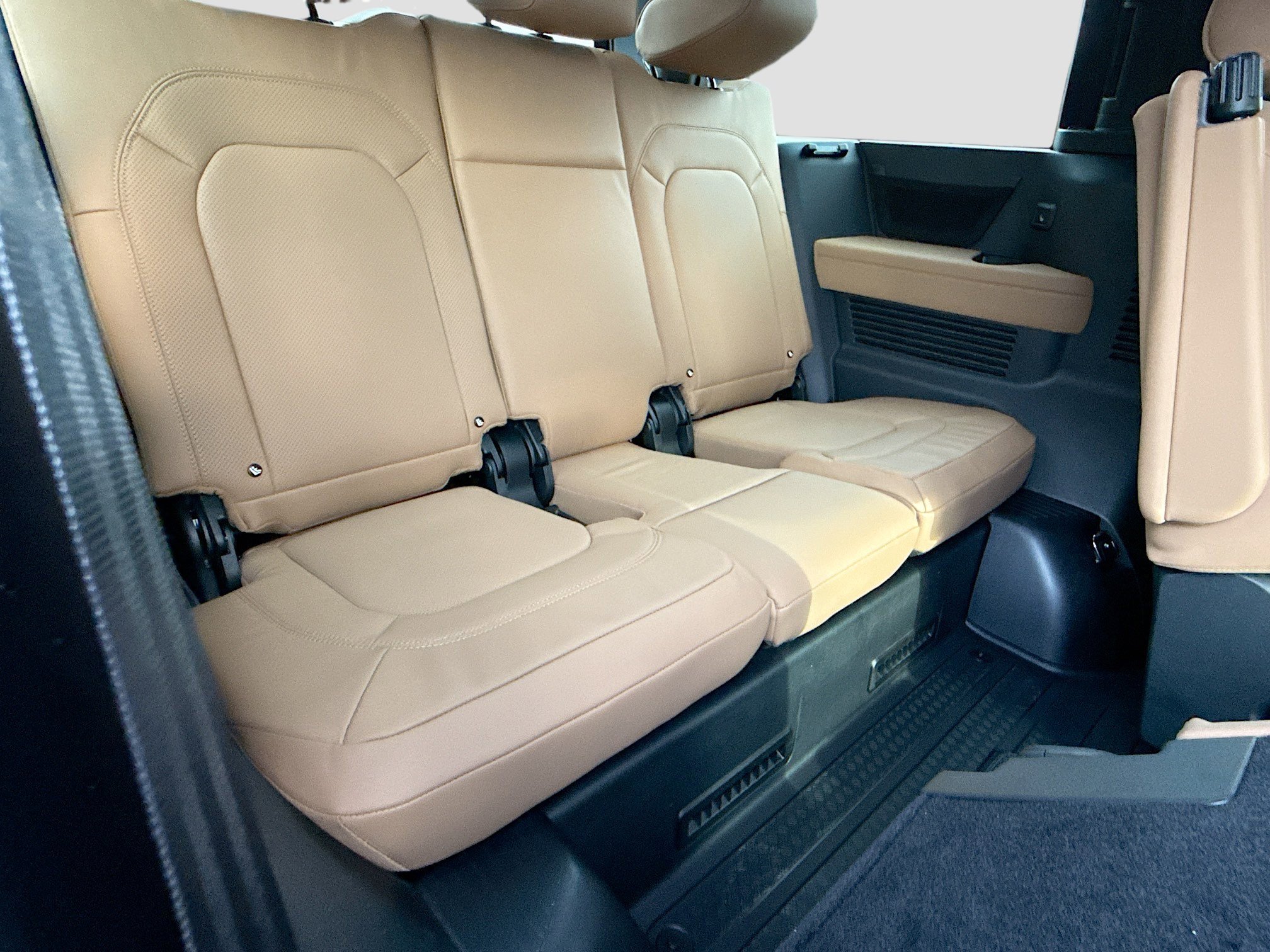 New 2026 Santorini Black Land Rover S image 21