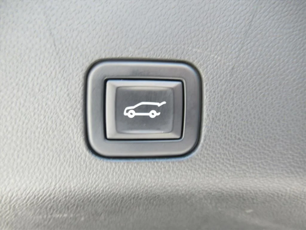 Used 2022 Black GMC SLT image 38