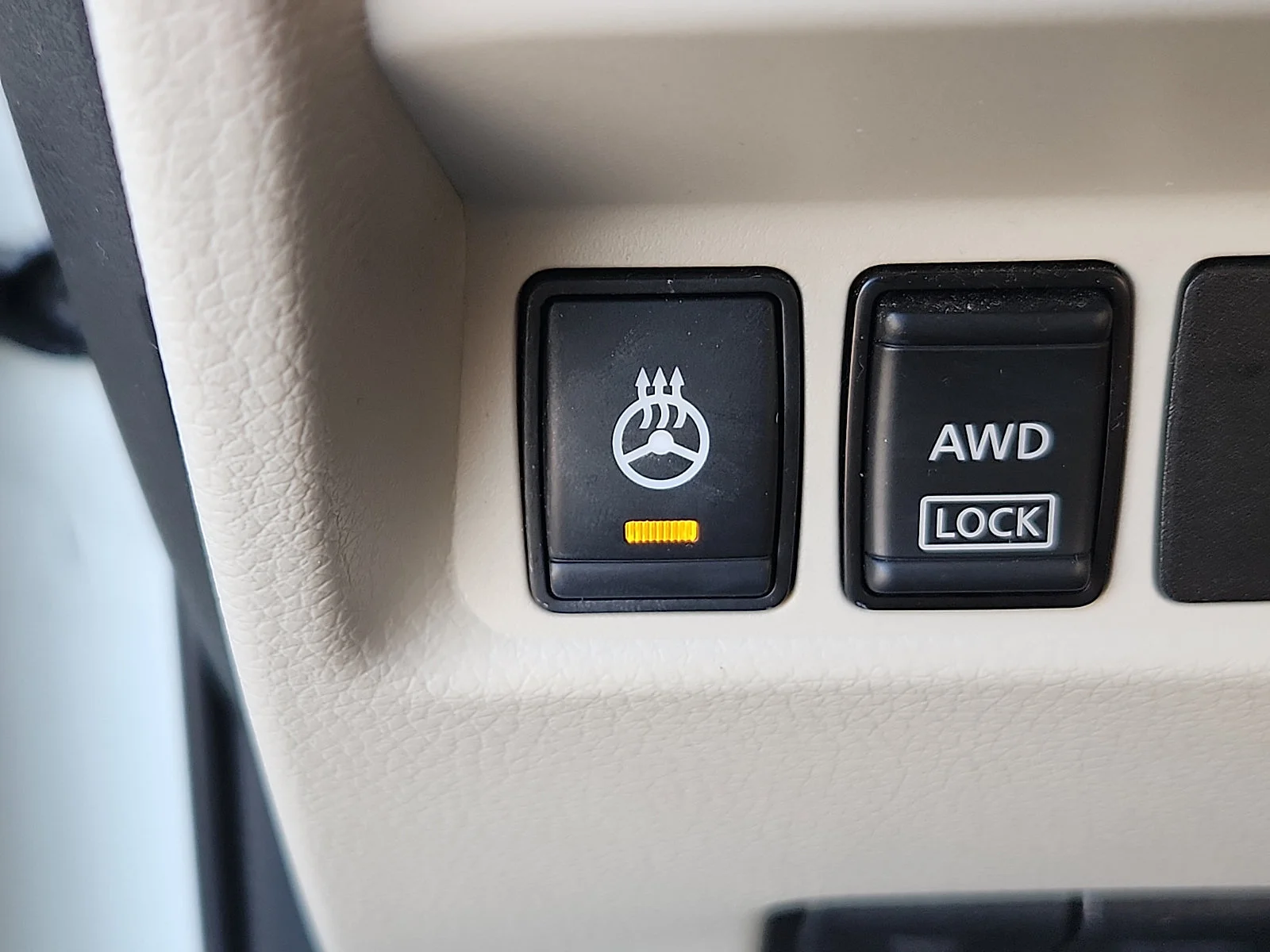 Used 2018 White Nissan SL image 25