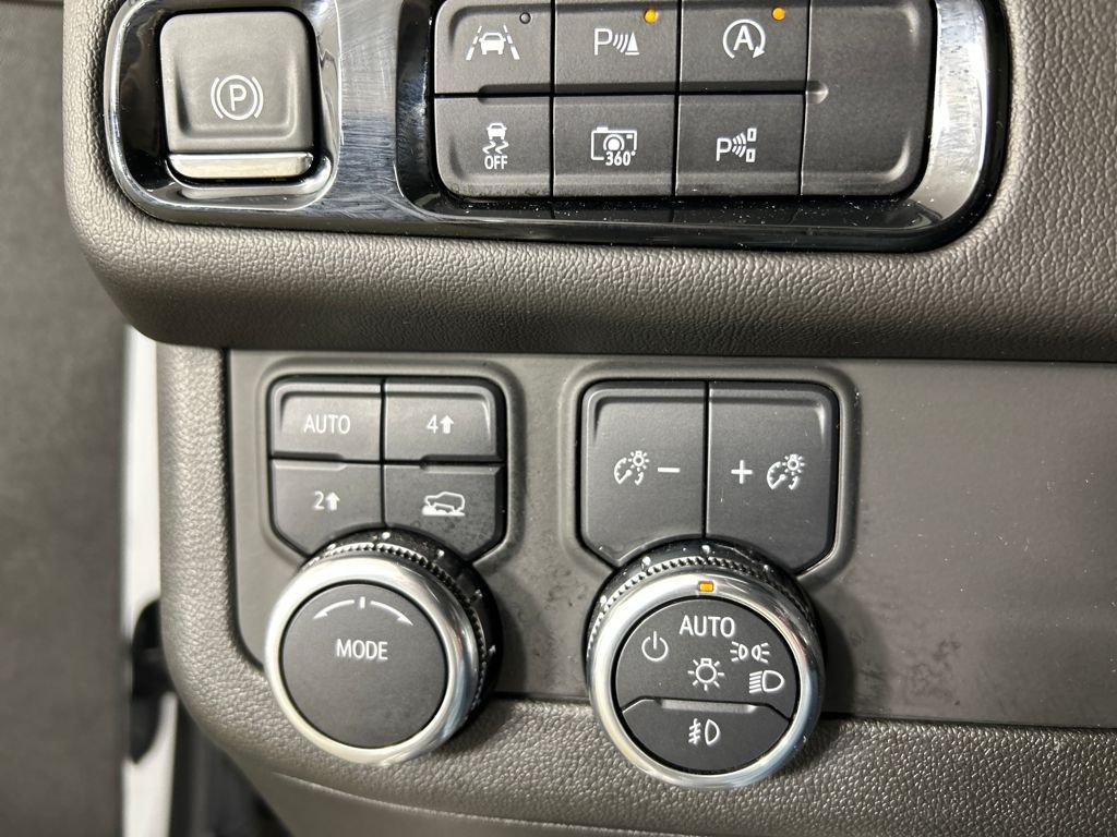 Used 2025 White GMC Denali image 13