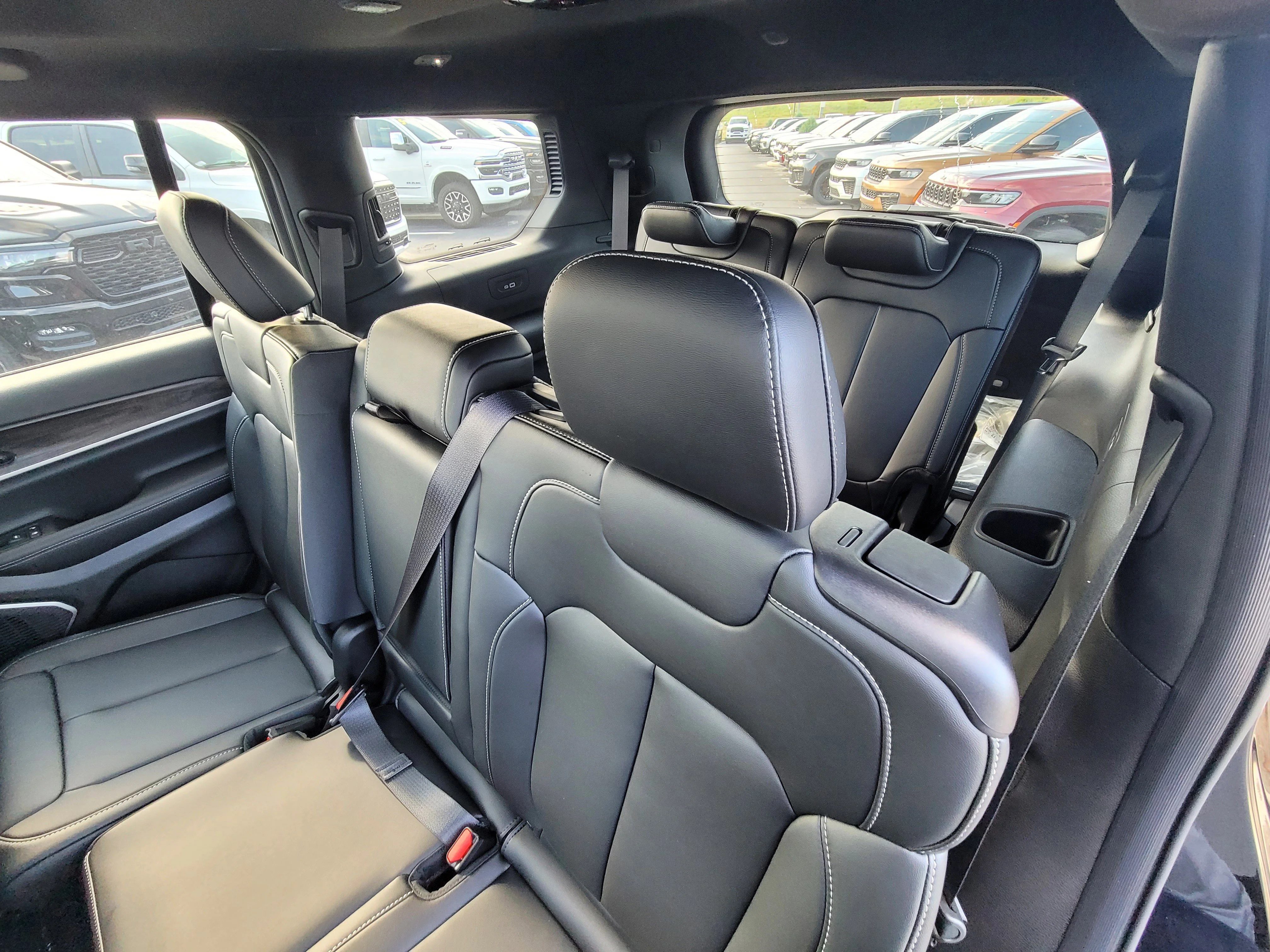 New 2026 Diamond Black Crystal Pearlcoat Jeep Limited image 11