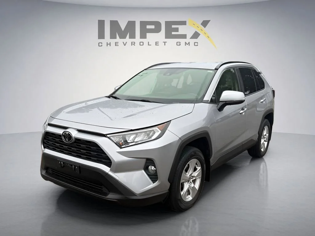 Used 2020  Toyota XLE image 1