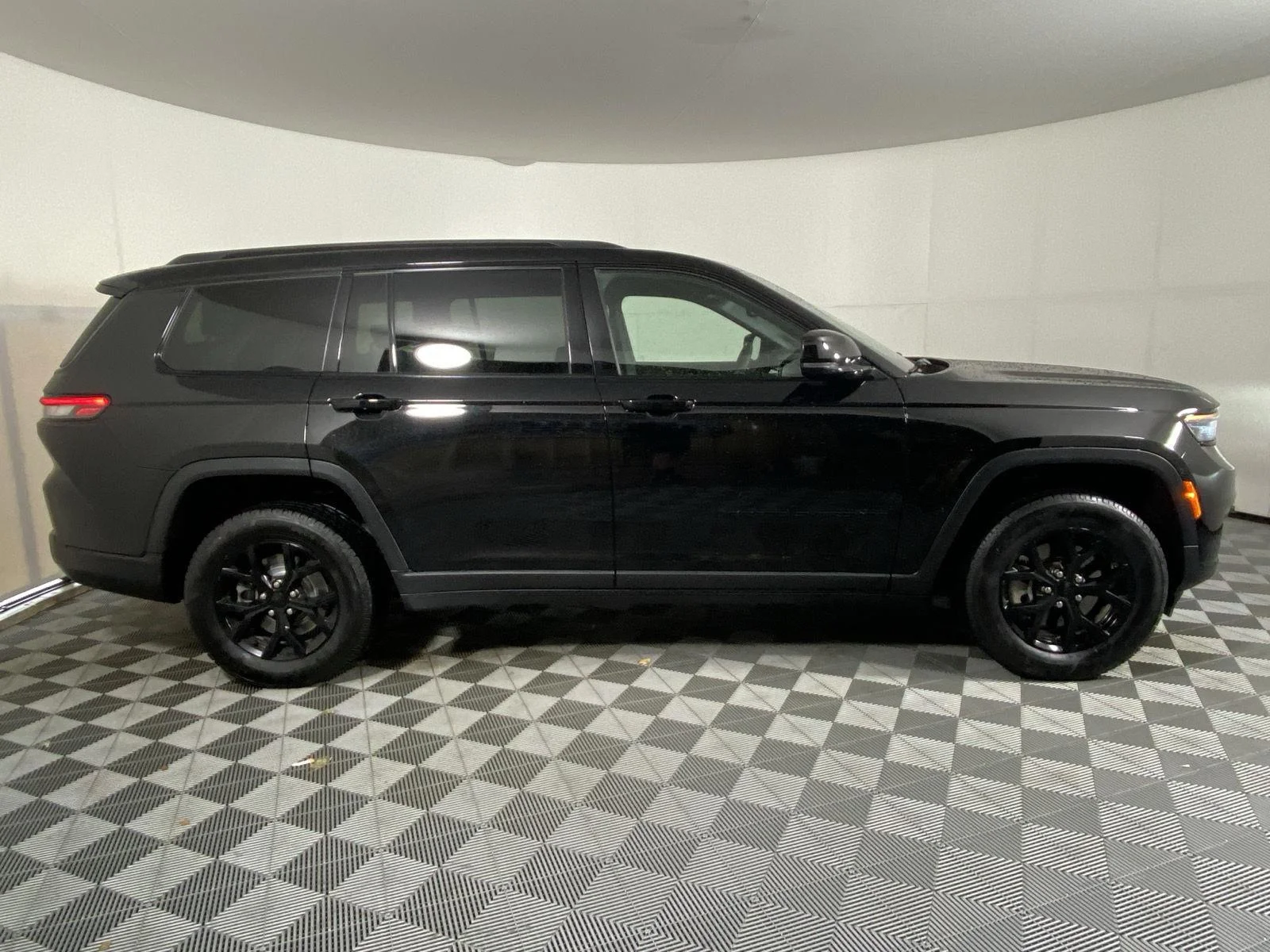 Used 2024 Diamond Black Crystal Pearlcoat Jeep Altitude image 5