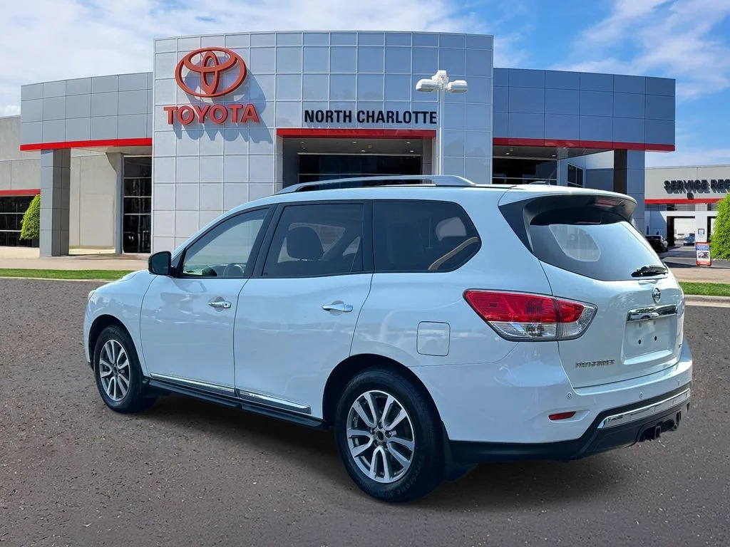 Used 2015 White Nissan SL image 4