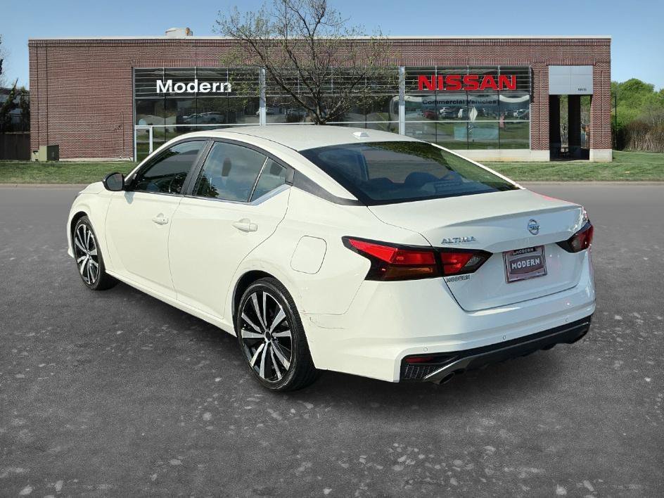 Certified Used 2022 Glacier White Nissan 2.5 SR image 2