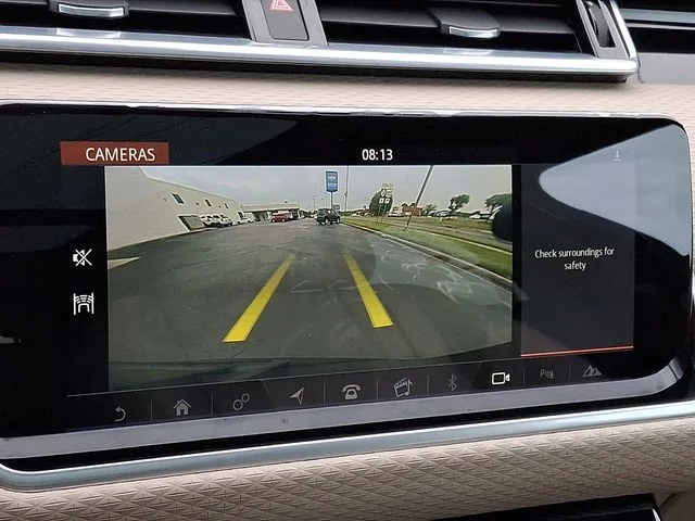 Used 2018  Land Rover SE R-Dynamic image 18