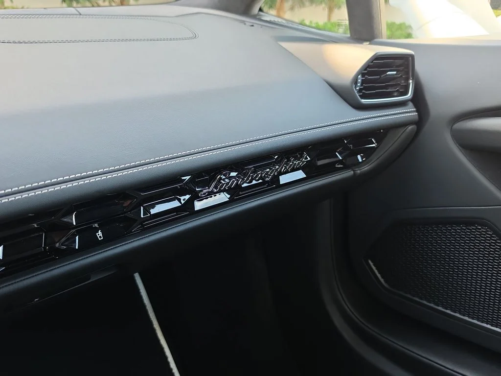 Used 2021 White Lamborghini Base image 22