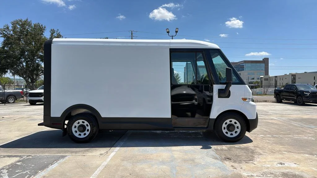 Used 2024 Oyster White BrightDrop EJY image 11