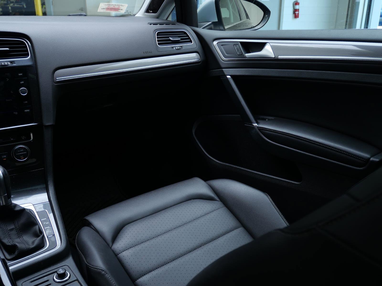 Used 2018  Volkswagen S image 22