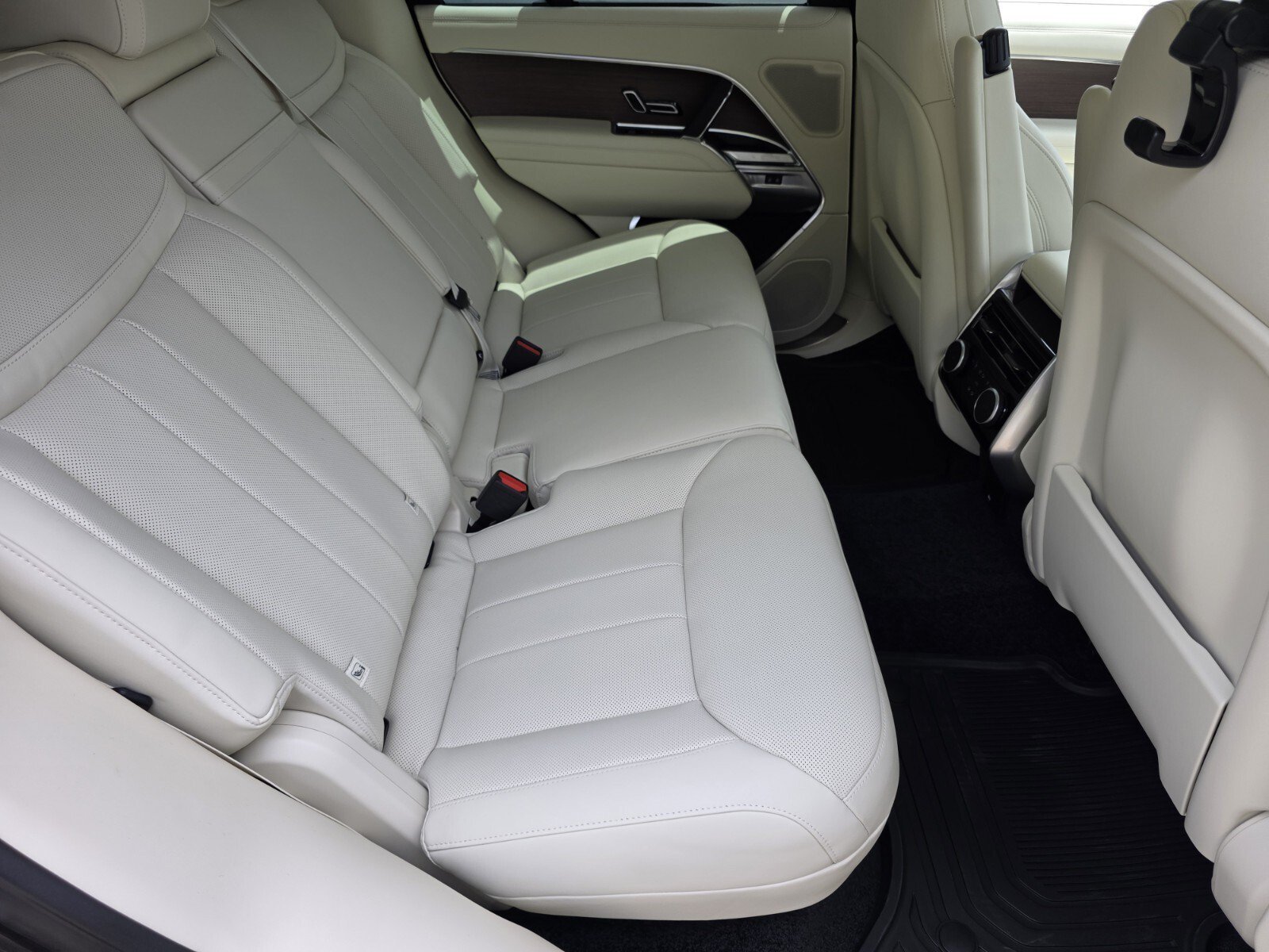 New 2026 Charente Grey LAND ROVER SE image 5
