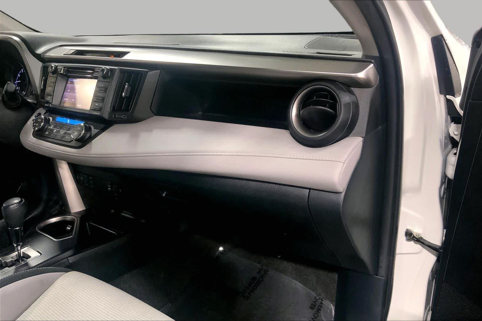 Used 2018 Super White Toyota XLE image 19