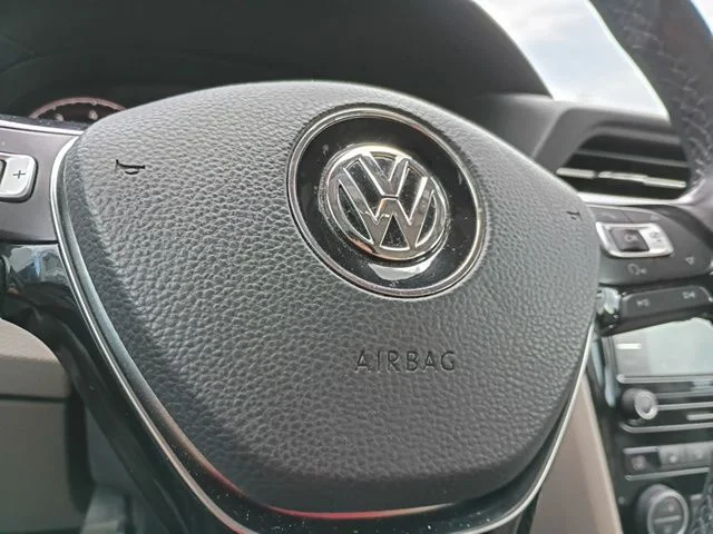 Used 2020 Black Volkswagen 2.0T SE image 23