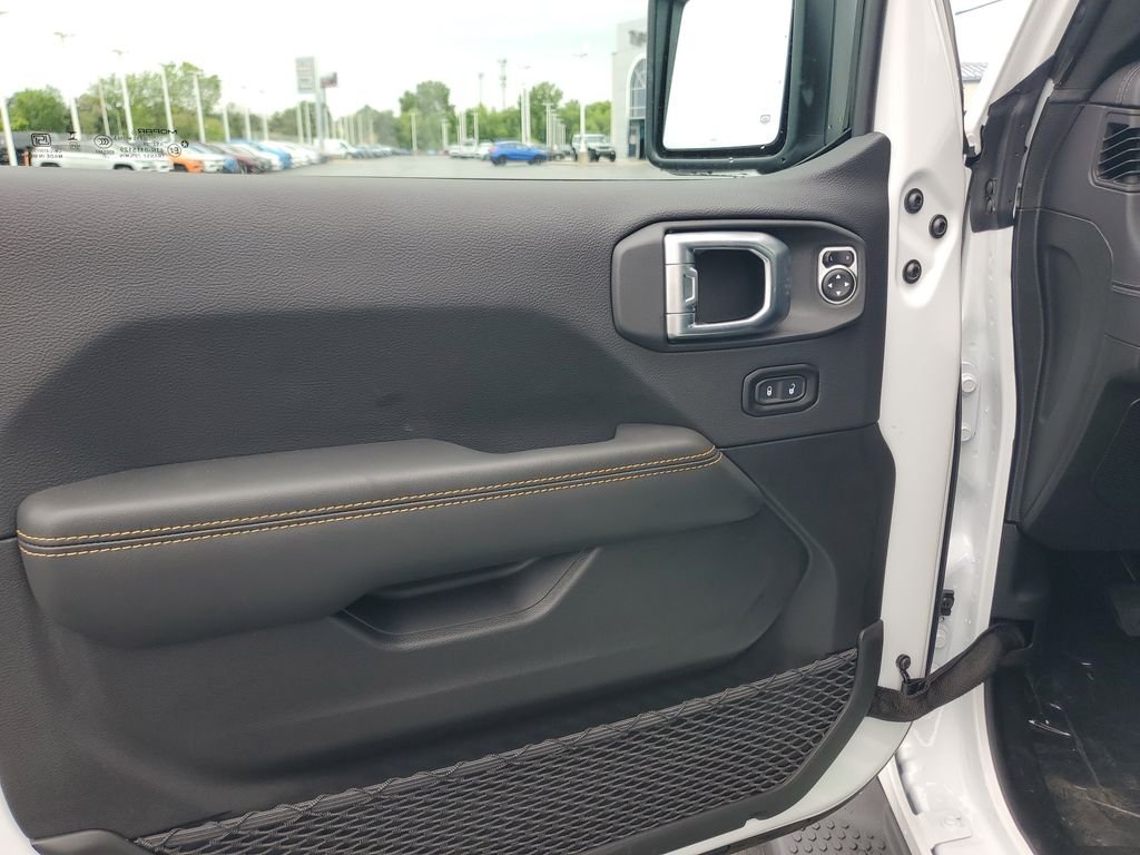 New 2026 Bright White Clear-Coat Exterior Paint Jeep Sahara image 20