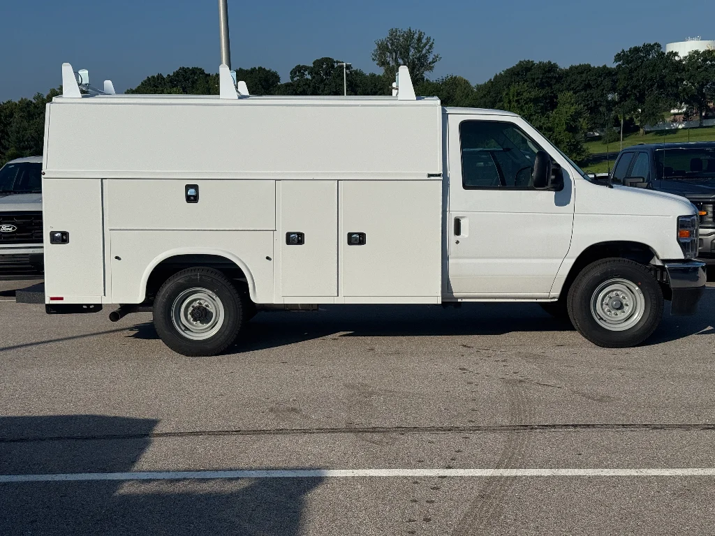 New 2027 Oxford White Ford Knapheide KUV image 2