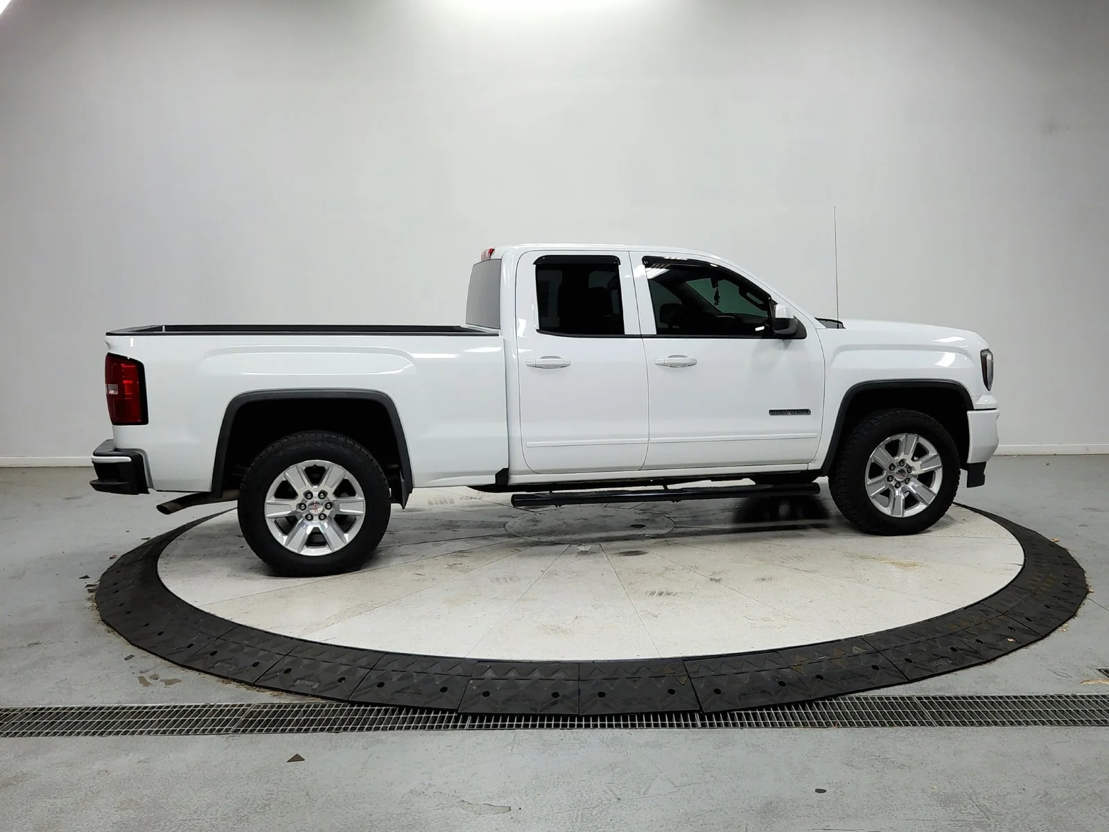 Used 2017 White GMC SLE image 9