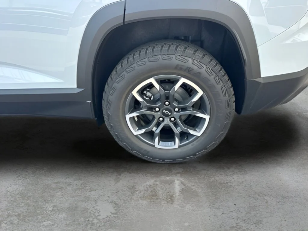 New 2027 Polar White Tricoat Chevrolet ACTIV image 32
