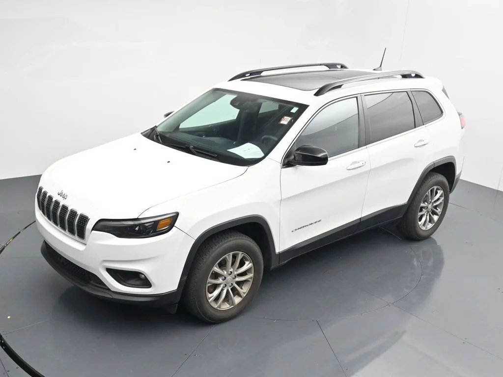 Used 2022 White Jeep Latitude Lux image 11